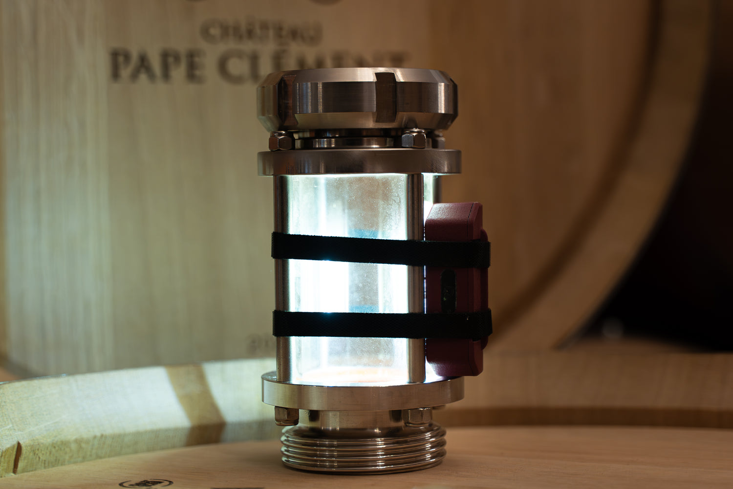 Lumireur fixé sur un mireur de cave pour éclairer le contrôle visuel du vin