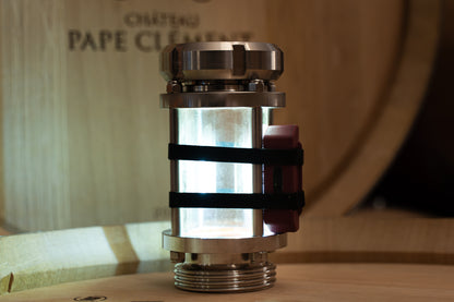Lumireur fixé sur un mireur de cave pour éclairer le contrôle visuel du vin